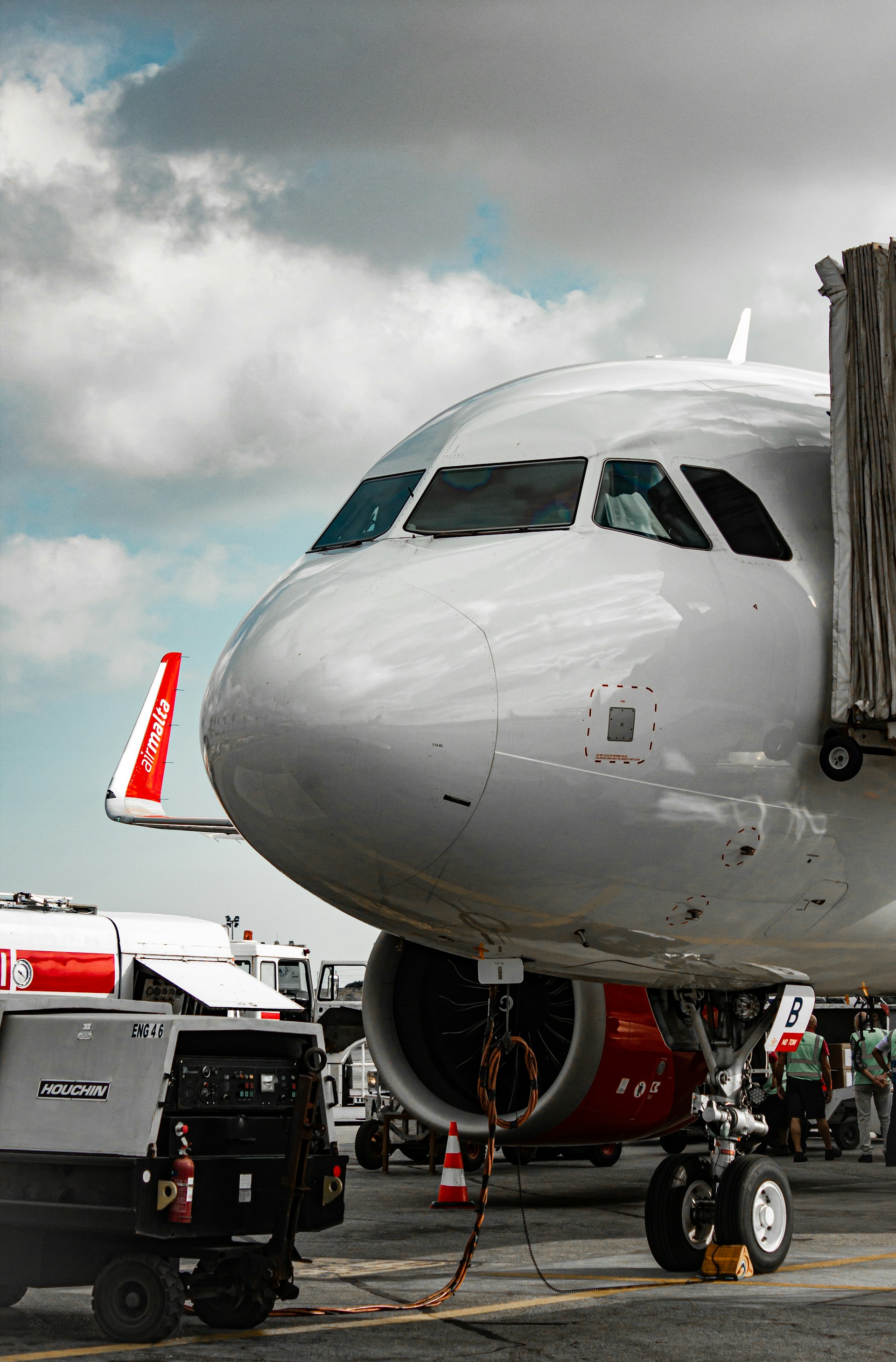 How to become an aircraft technical representative